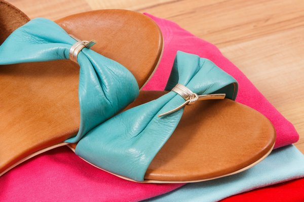 Quels types de sandales à talons choisir pour une tenue de plage élégante?