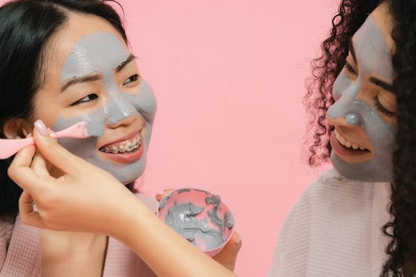 Comment préparer un masque anti-âge maison avec de l'argile rose et du thé vert?