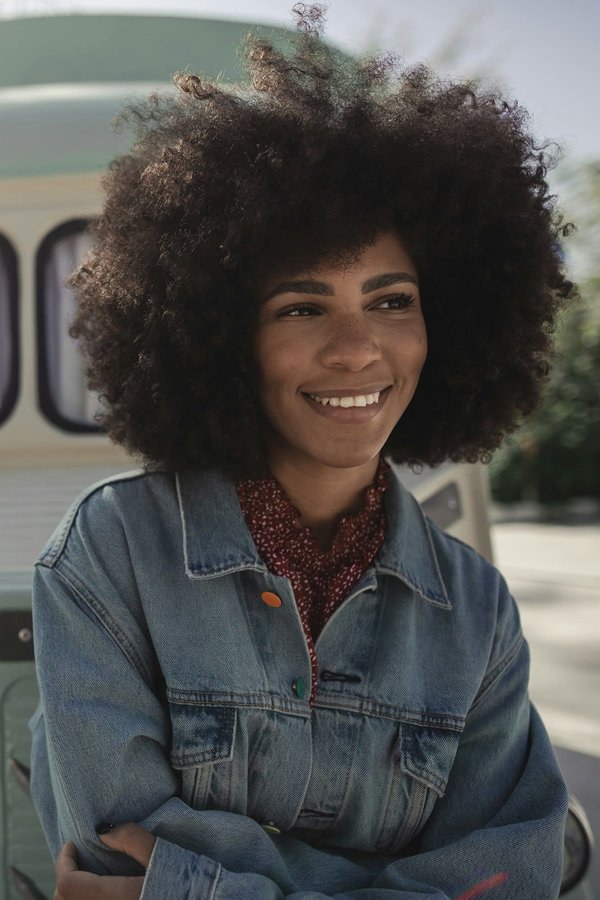 Comment marier des vêtements en denim pour un look casual sophistiqué?