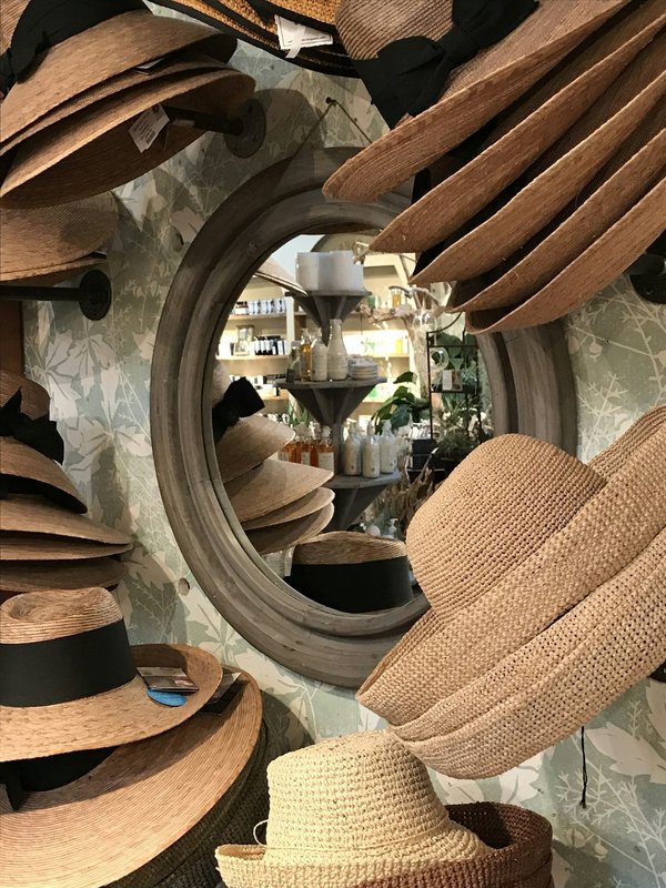 Quels types de chapeaux sont recommandés pour un mariage en été?