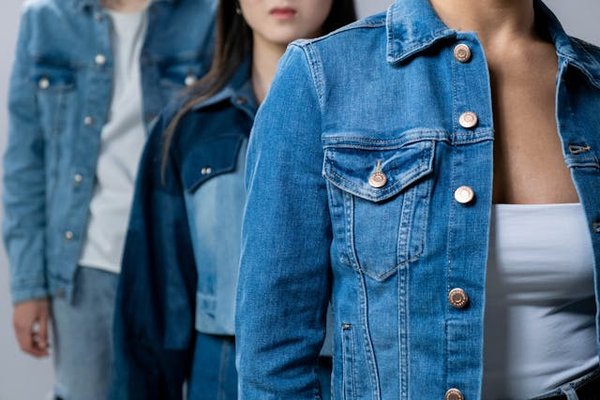 Quelles techniques pour marier des vestes en jean avec des robes d'été?