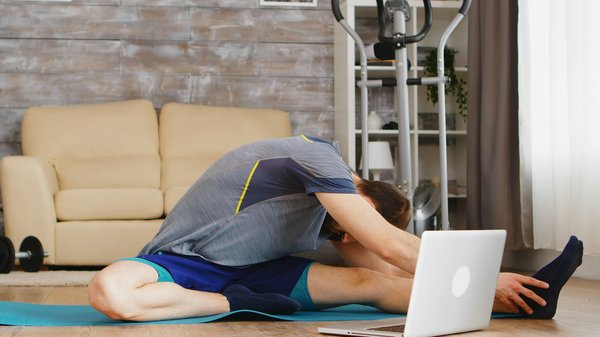 Quels exercices de stretching sont recommandés pour les femmes après une longue journée de travail?